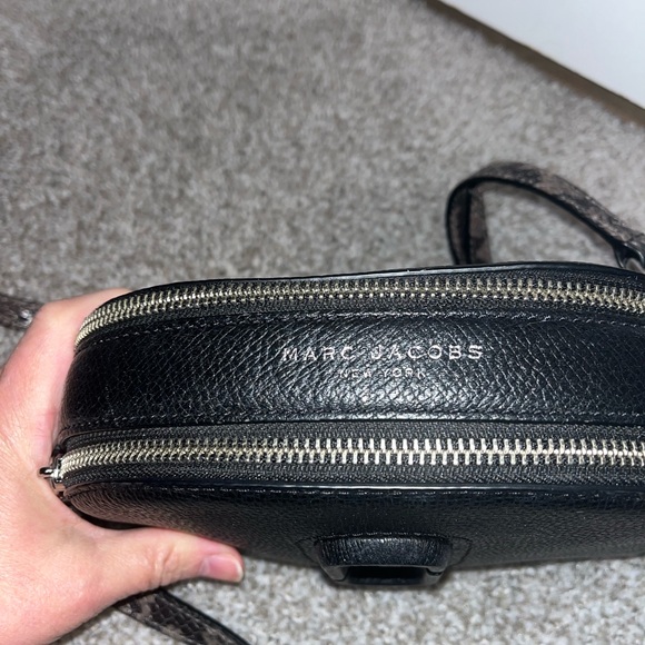 Marc Jacobs The Pebble Shutter Crossbody w/python strap & tassel - Picture 4 of 9